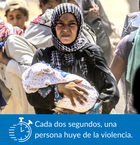 Personas refugiadas dejan sus hogares por la guerra Mujer huyendo con su bebé en brazos